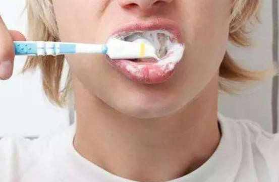 刷牙可以使牙齿变白吗
