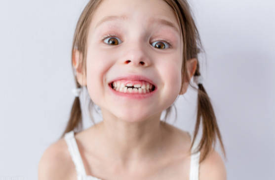 孩子换牙新长出的牙齿不白的原因有哪些？孩子新长出的牙齿不白怎么办？