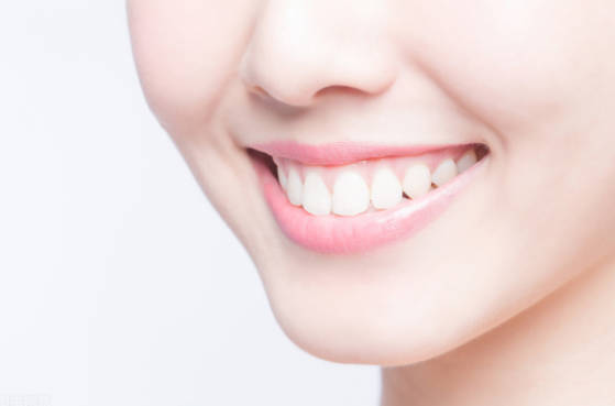 牙齿不白是什么原因造成的？牙齿不白有什么好的解决办法？