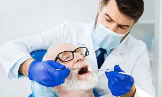 老年人牙齿松动疼痛如何治疗