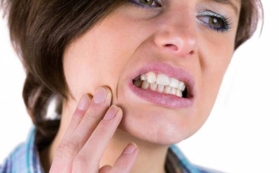 牙齿松动且疼痛的原因是什么？牙齿松动疼痛有哪些有效的治疗方法？