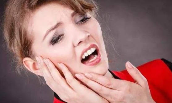 引起牙齿松动疼痛的原因