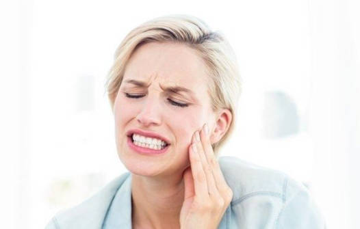 补牙之后牙齿酸的原因主要有哪些？补牙后牙齿酸该怎么治疗？