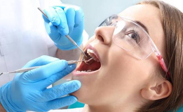 牙周炎引起口臭怎么办？
