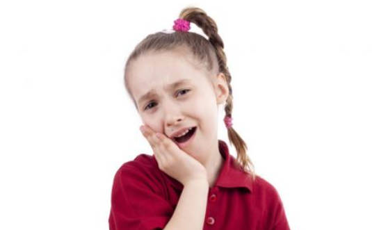 引起儿童牙齿龋坏的因素有哪些？