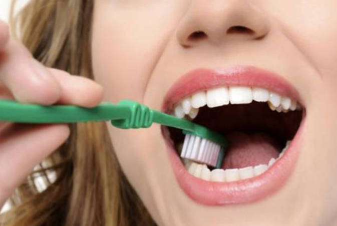 每次刷牙牙龈都会出血是什么原因？每次刷牙牙龈都会出血该怎么办？